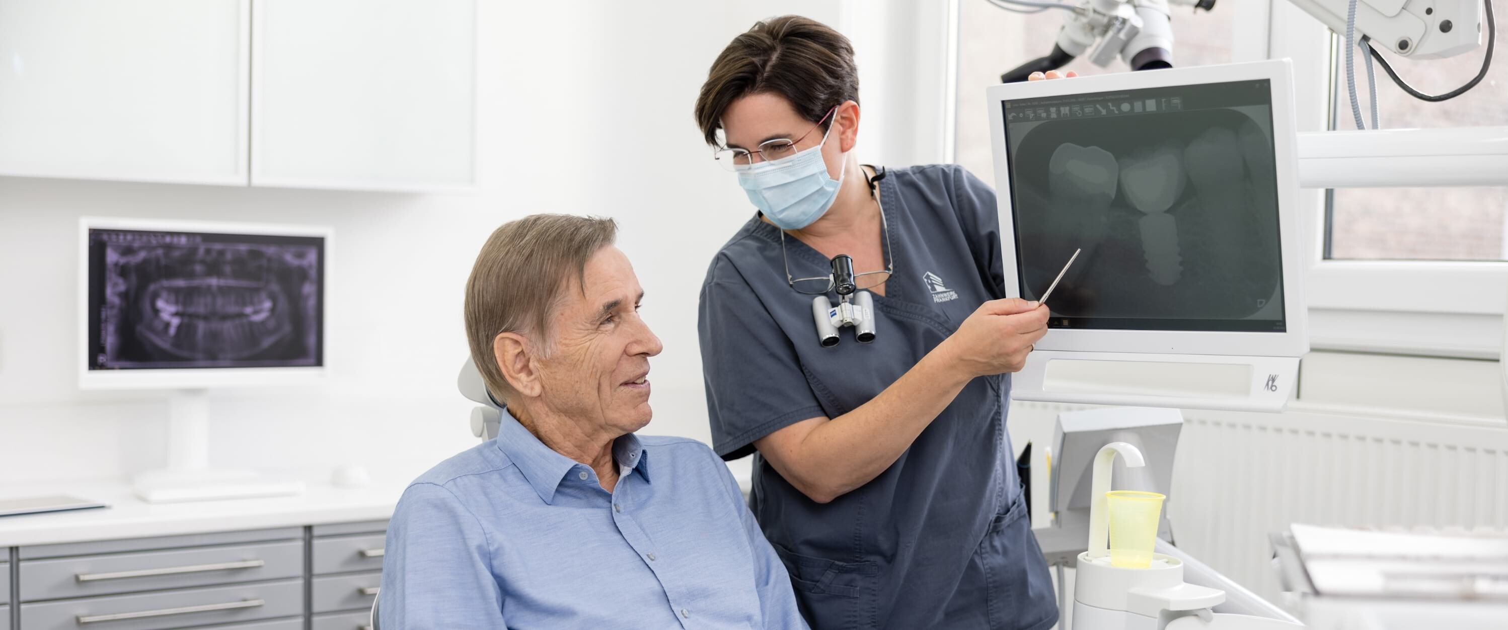 Dr. Isser zeigt Patient Röntgenbild des Implantats